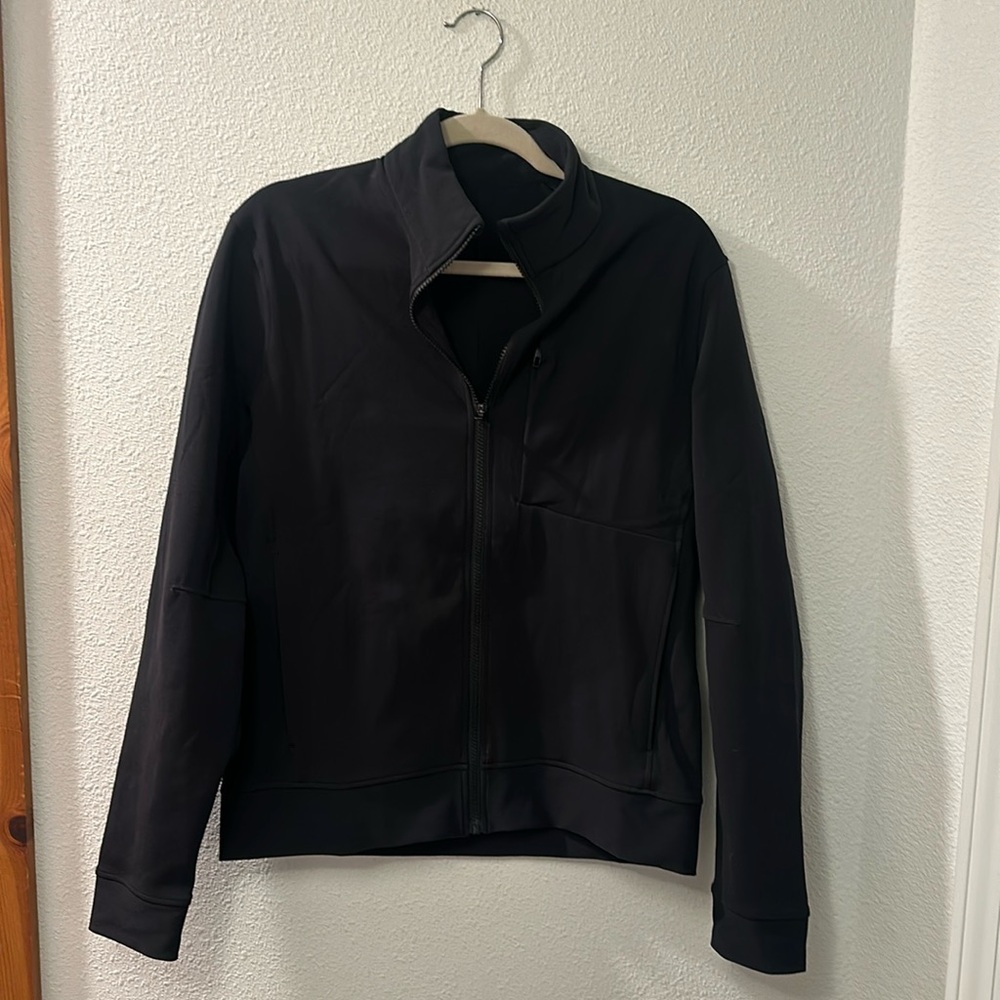 Men’s Lululemon sojourn black track jacket it has three front zipper pockets